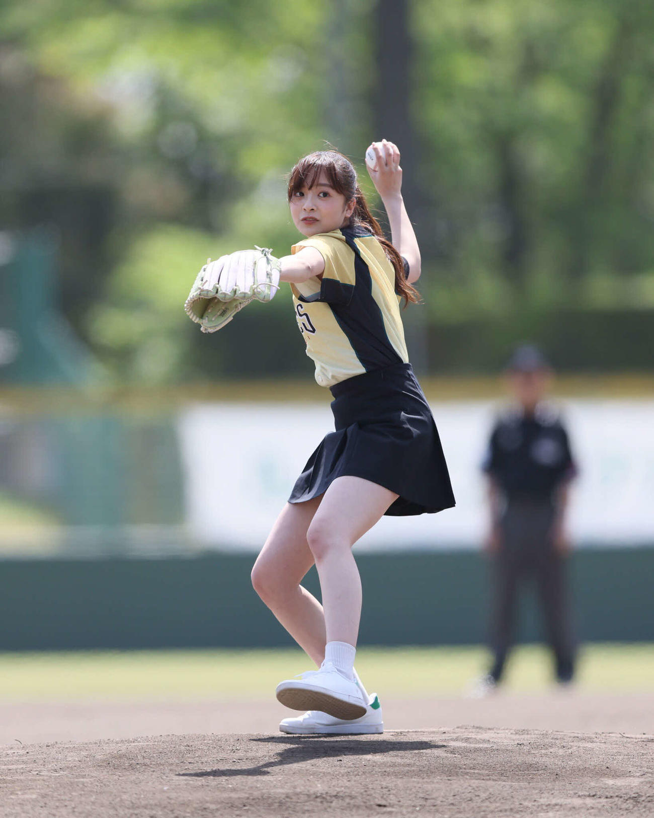 野球の独立リーグ、BC栃木×読売ジャイアンツ3軍戦の始球式で投げる菊池柚花（コピーライトTOCHIGI GOLDEN BRAVES）