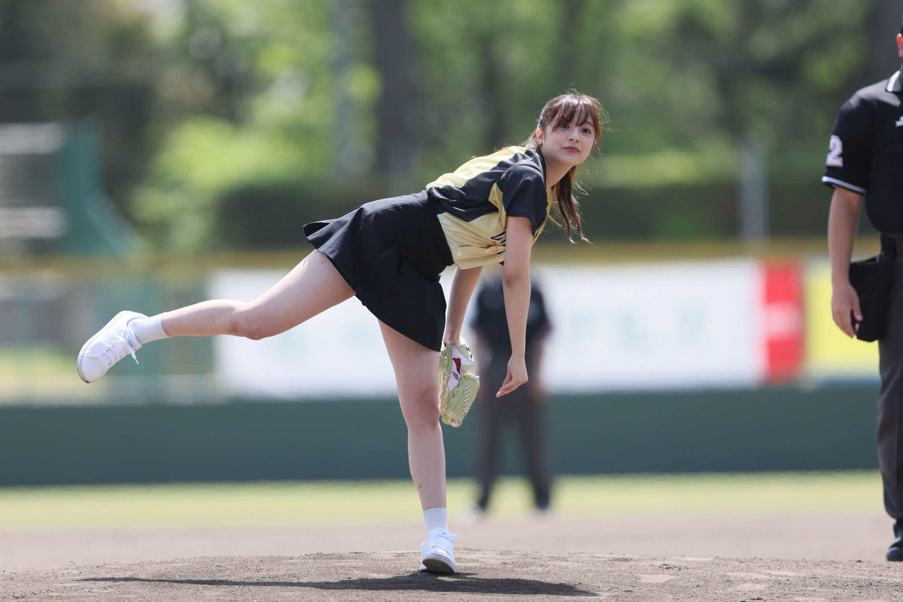 野球の独立リーグ、BC栃木×読売ジャイアンツ3軍戦の始球式を務めた菊池柚花（コピーライトTOCHIGI GOLDEN BRAVES）