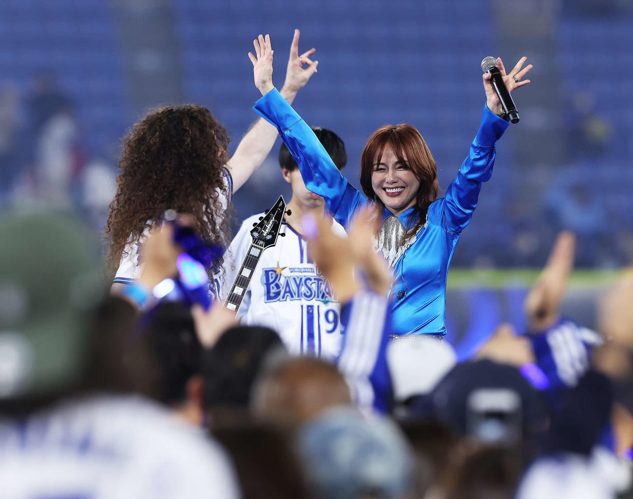 DeNA対ヤクルト　試合後、アンコールに笑顔で応える相川七瀬（撮影・河田真司）