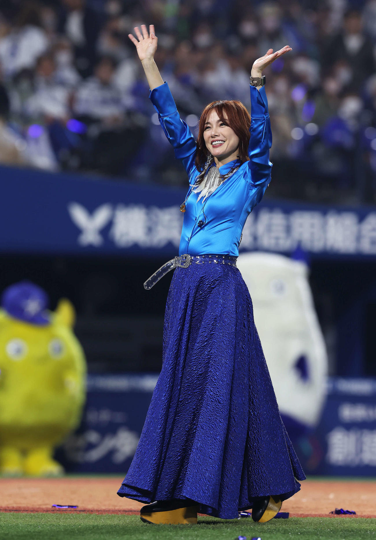 DeNA対ヤクルト　試合後、ライブを終え、笑顔で引き揚げる相川七瀬（撮影・河田真司）