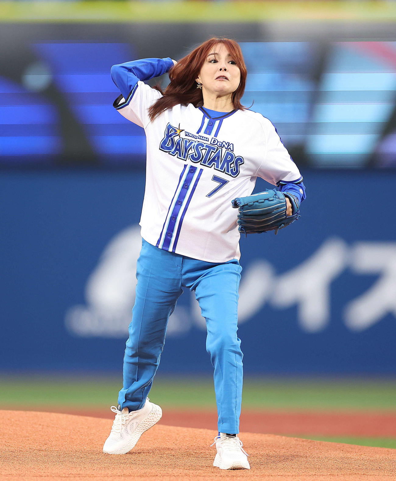 DeNA対ヤクルト　セレモニアピッチで投球する相川七瀬（撮影・河田真司）