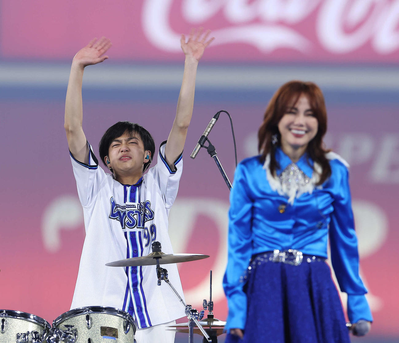 DeNA対ヤクルト　試合後、ステージで相川七瀬（手前）とパフォーマンスする次男のリオ君（撮影・河田真司）