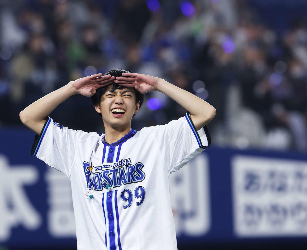 DeNA対ヤクルト　試合後、相川七瀬とパフォーマンスを終え引き揚げる次男のリオ君（撮影・河田真司）