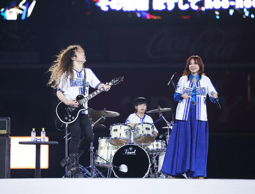 DeNA対ヤクルト　試合後、ステージでライブする相川七瀬（右）（撮影・河田真司）