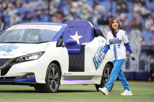 DeNA対ヤクルト　セレモニアルピッチへ向かう相川七瀬（撮影・河田真司）
