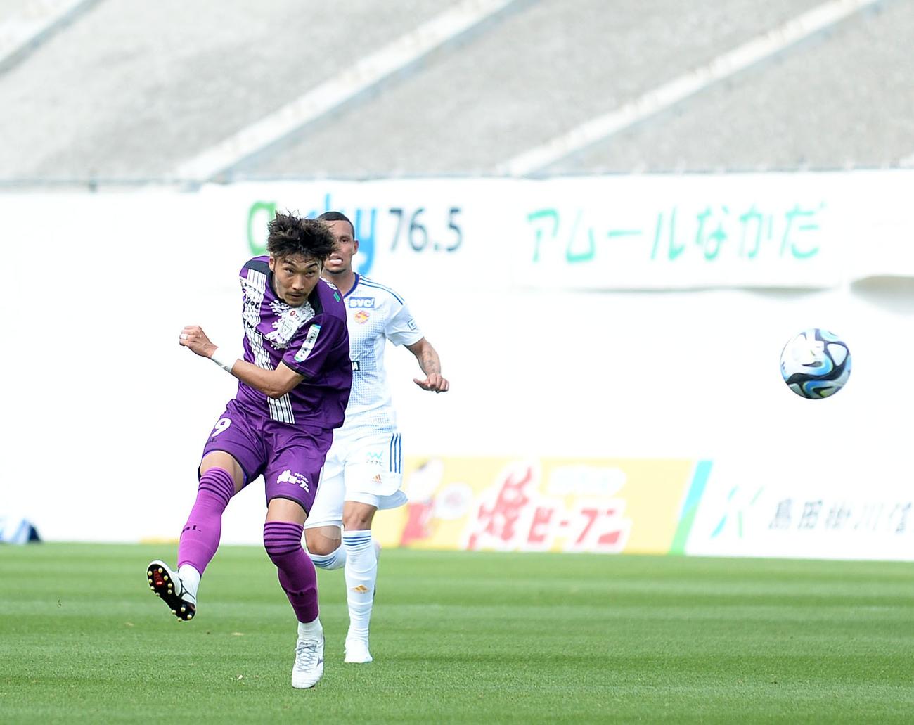 藤枝対仙台　先制点を決める藤枝FW渡辺りょう（2023年4月23日撮影）