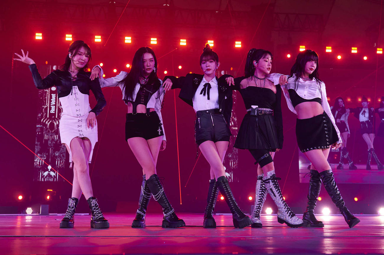 パフォーマンスするRed Velvet。左からウェンディ、スルギ、アイリーン、イェリ、ジョイ（2022年8月撮影）