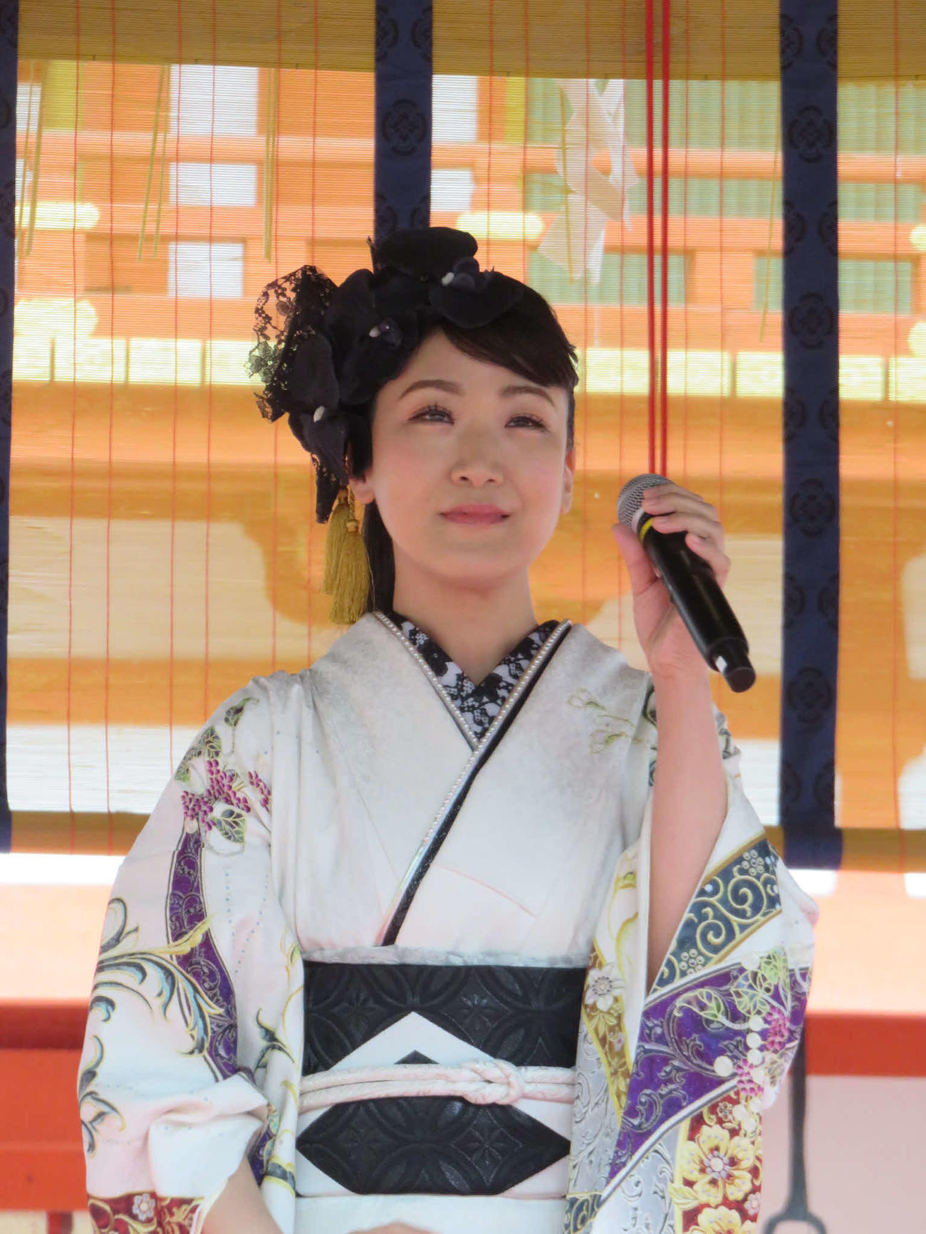 デビュー30周年記念曲の奉納を行った市川由紀乃