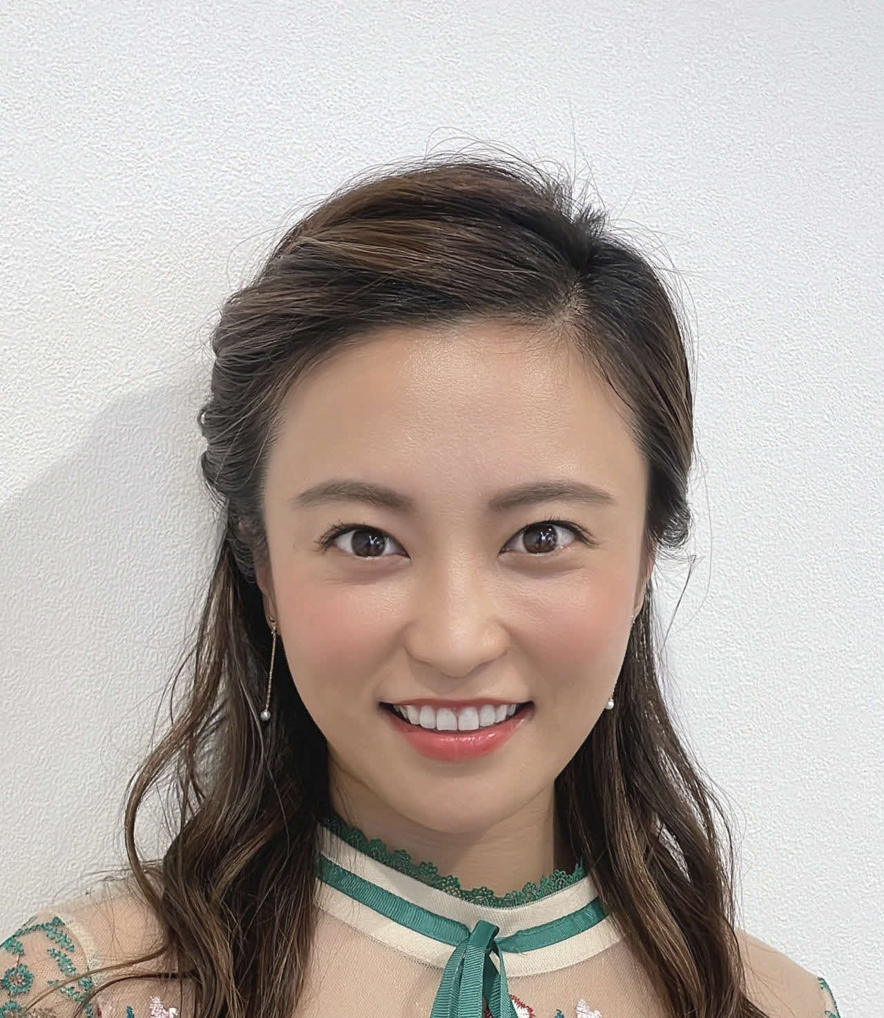 映画祭「竹内亮のドキュメンタリーウィーク」初日の舞台あいさつに登壇する小島瑠璃子