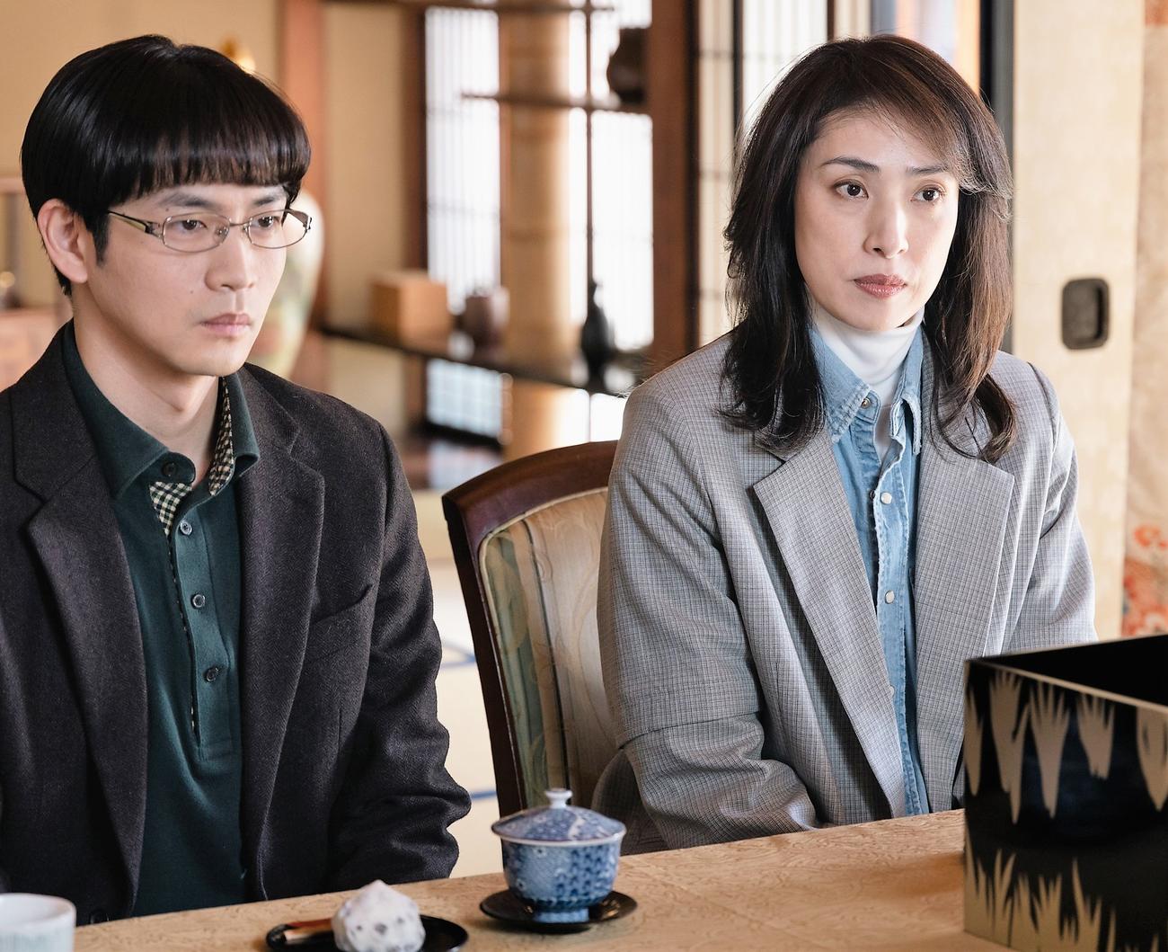 「合理的にあり得ない～探偵・上水流涼子の解明～」に出演する松下洸平、天海祐希（C）カンテレ