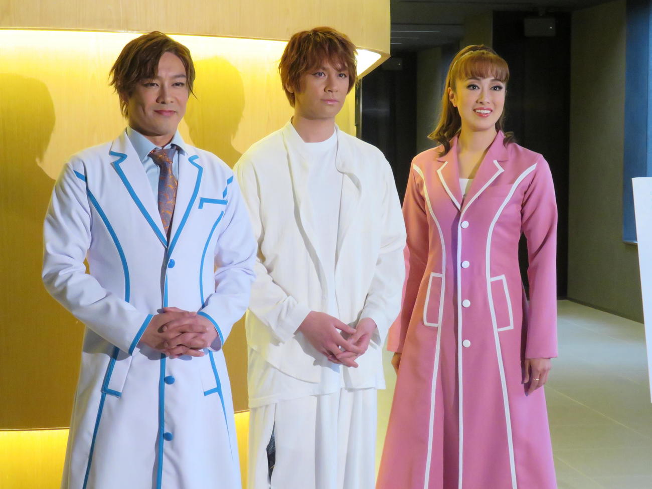 ミュージカル「アルジャーノンに花束を」のゲネプロ取材会を開いた浦井健治（中央）と共演者の東山義久と北翔海莉