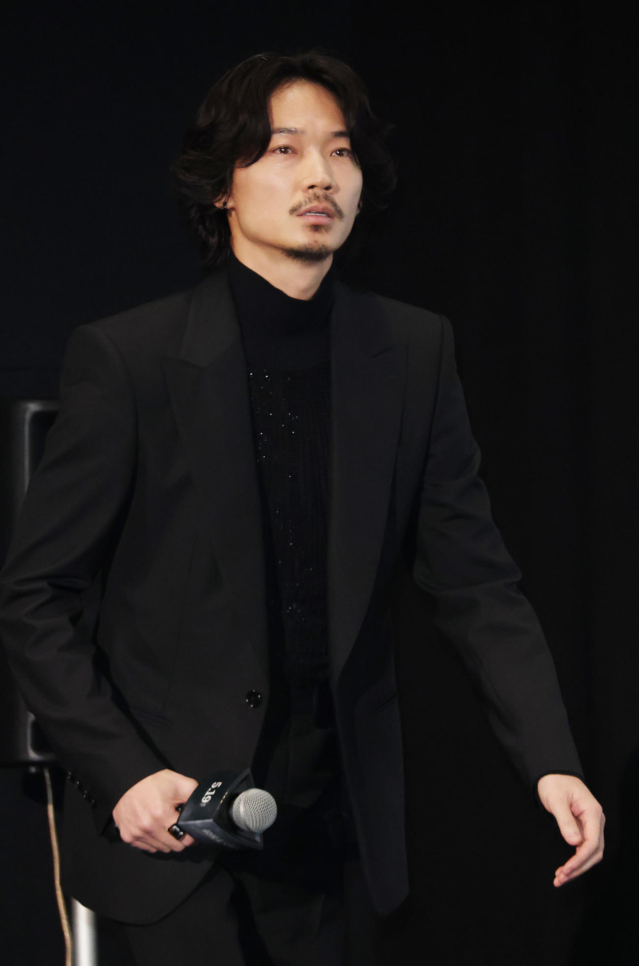 映画「最後まで行く」完成披露舞台あいさつを行った綾野剛（撮影・中島郁夫）
