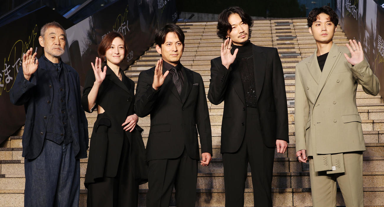 映画「最後まで行く」完成披露大階段スペシャルイベントを行った、左から柄本明、広末涼子、岡田准一、綾野剛、磯村勇斗（撮影・中島郁夫）
