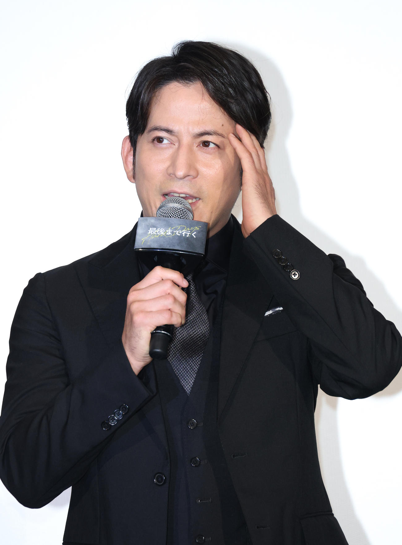 映画「最後まで行く」完成披露舞台あいさつを行った岡田准一（撮影・中島郁夫）