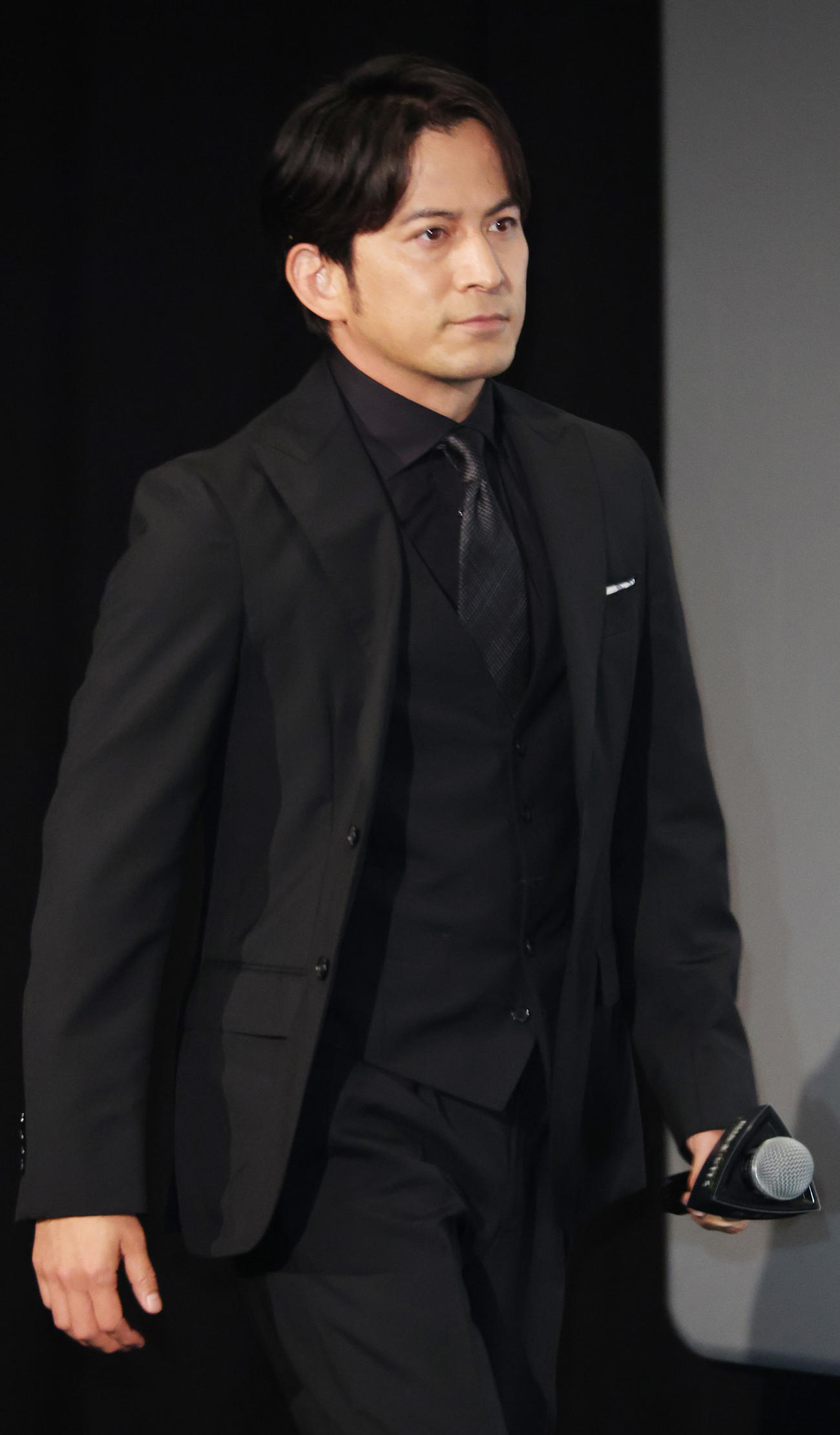 映画「最後まで行く」完成披露舞台あいさつを行った岡田准一（撮影・中島郁夫）