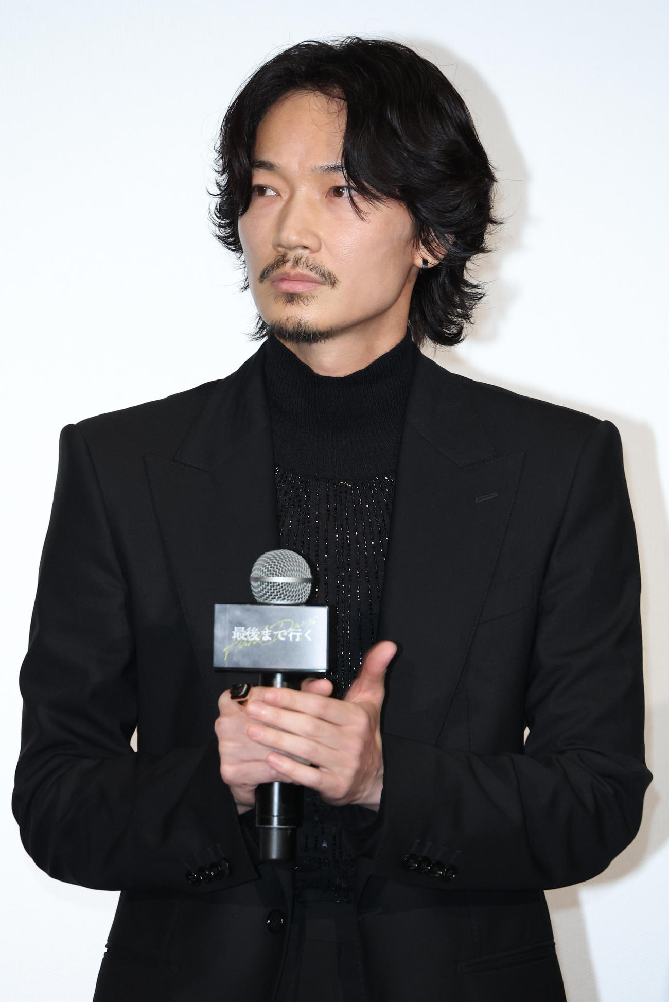 映画「最後まで行く」完成披露舞台あいさつを行った綾野剛（撮影・中島郁夫）