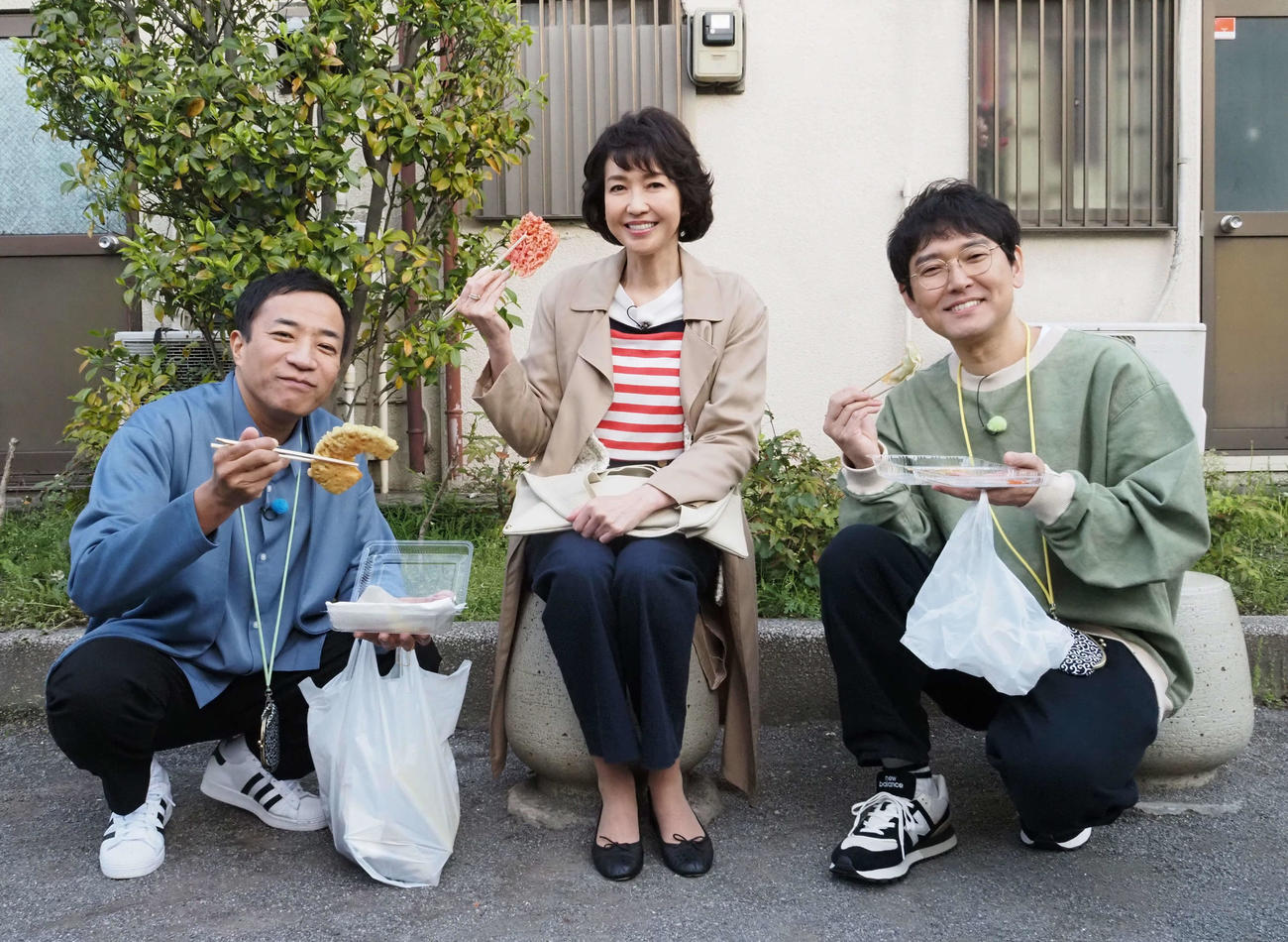 商店街で購入した総菜を手に笑顔を見せるナイツとゲストの賀来千香子（撮影・遠藤尚子）