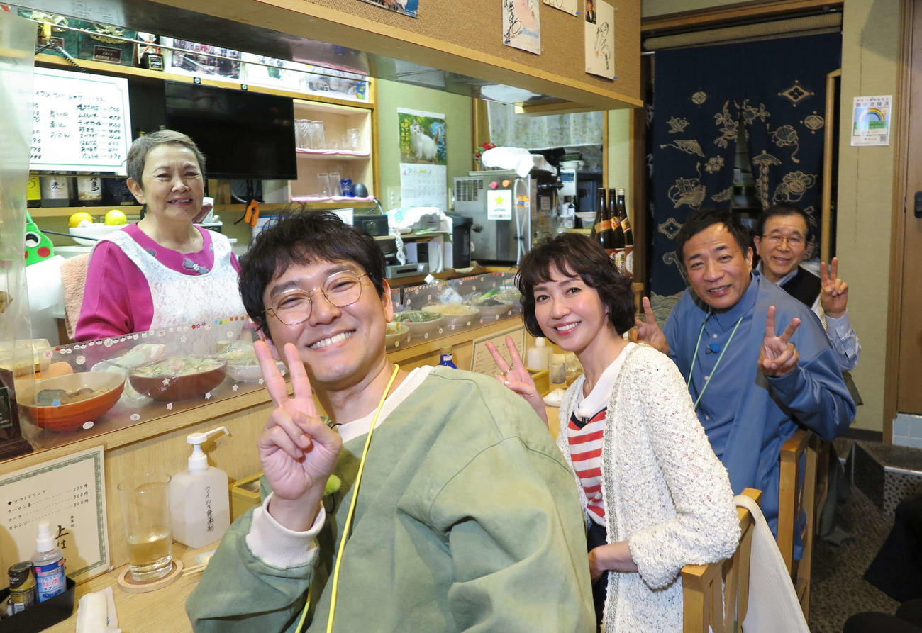 下町の居酒屋で笑顔を見せるナイツと賀来千香子