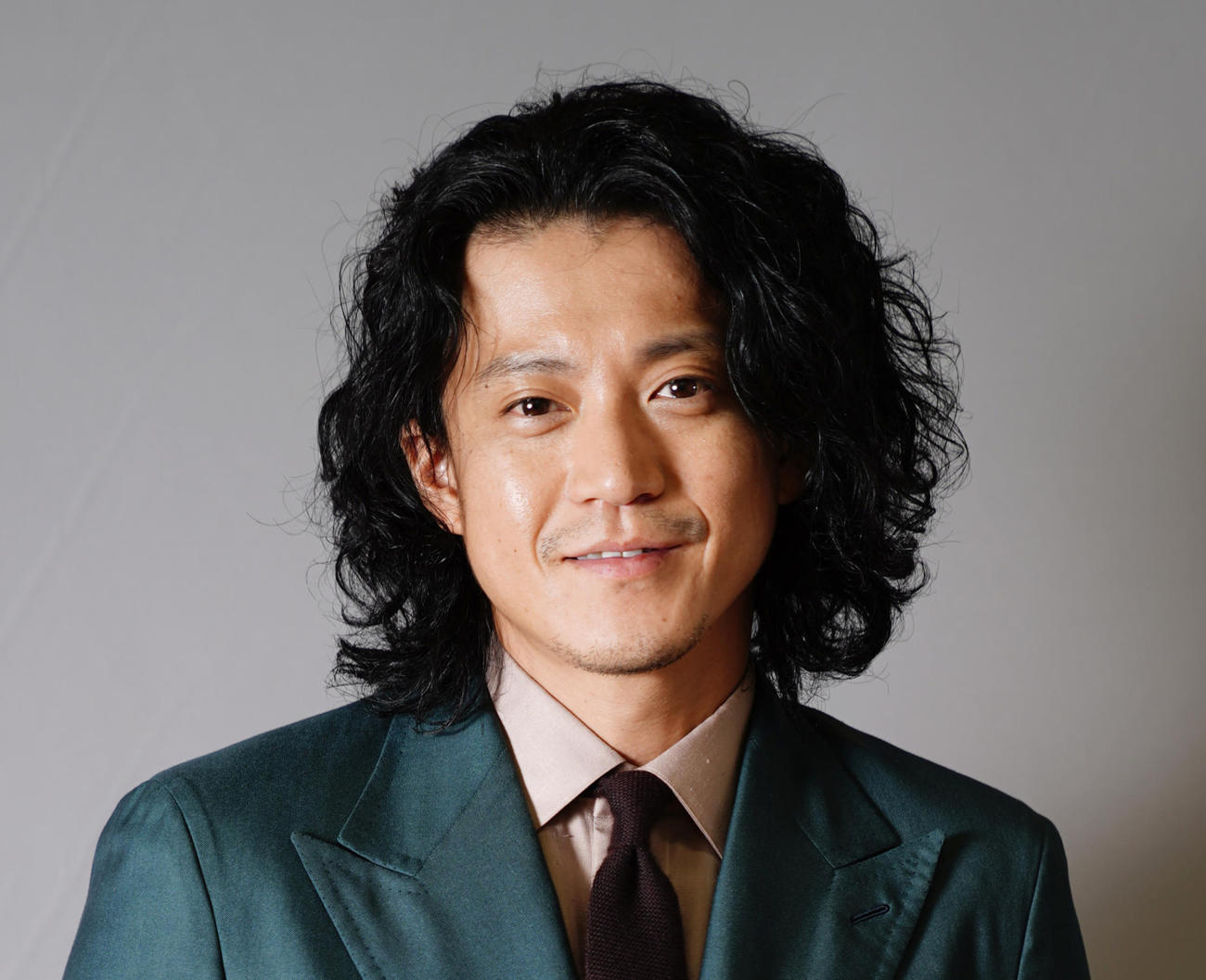 小栗旬（2021年12月撮影）
