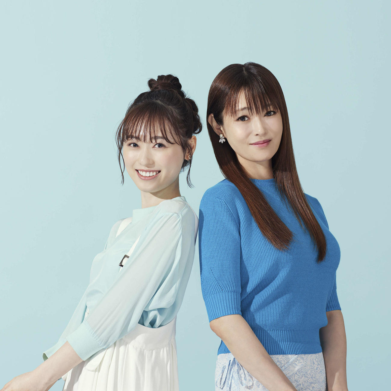 「18／40～ふたりなら夢も恋も～」にダブル主演し、初共演する福原遥（左）と深田恭子