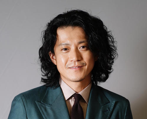 小栗旬(2021年12月撮影)
