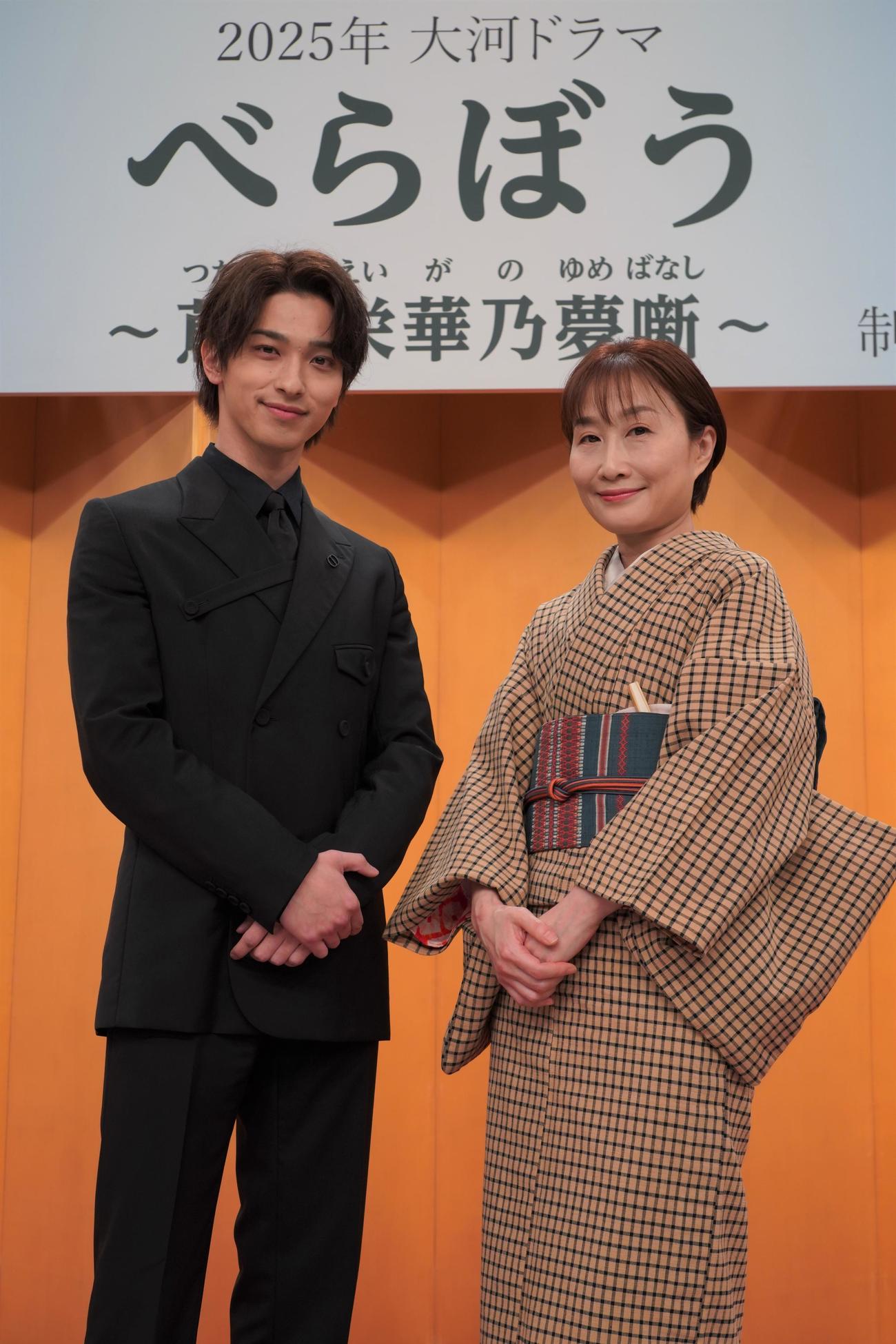 25年大河ドラマ「べらぼう～蔦重栄華乃夢噺～」で主演を務める横浜流星と脚本家の森下佳子氏（C）NHK