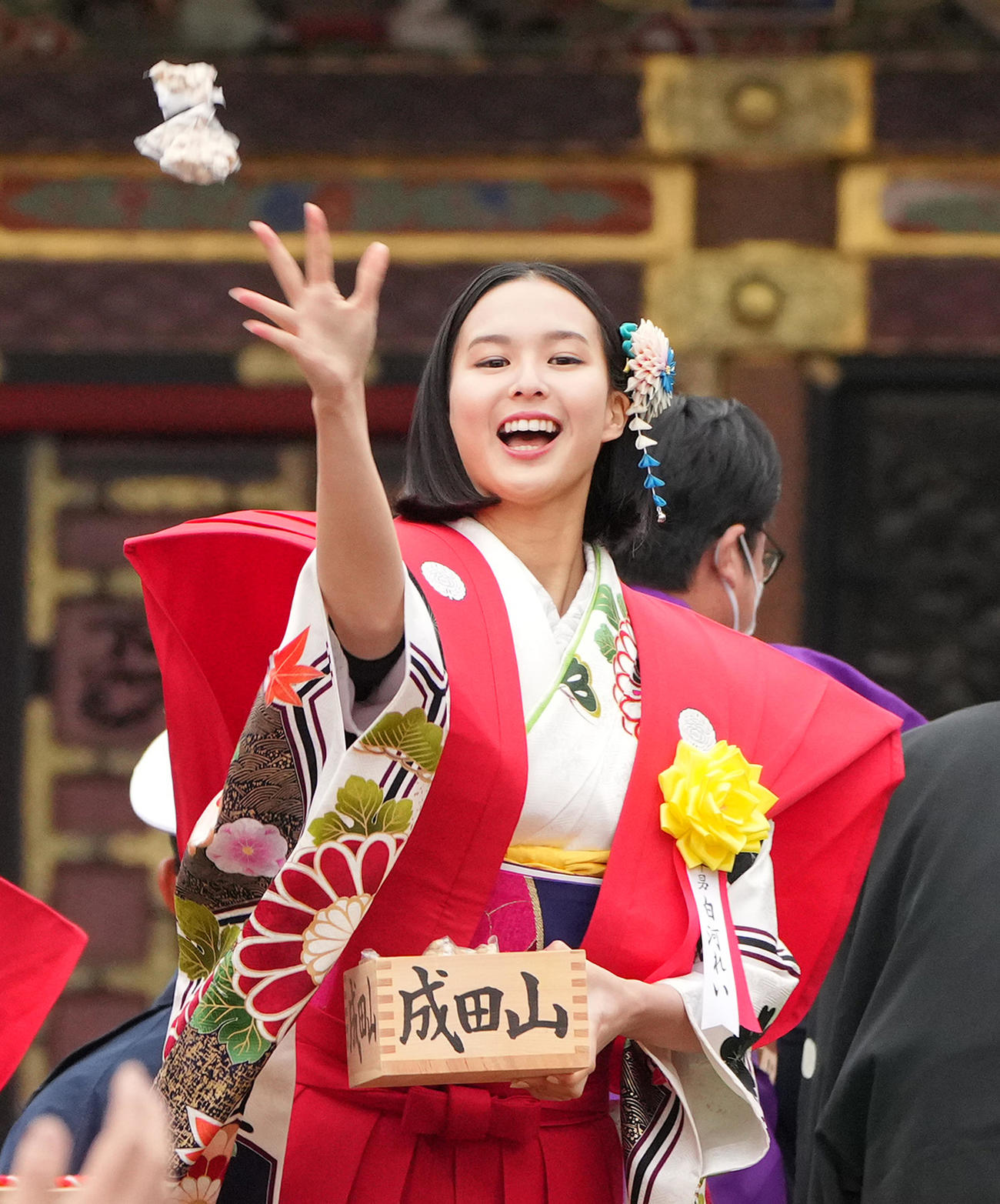 成田山の節分会で豆まきをする白河れい（2023年2月3日撮影）