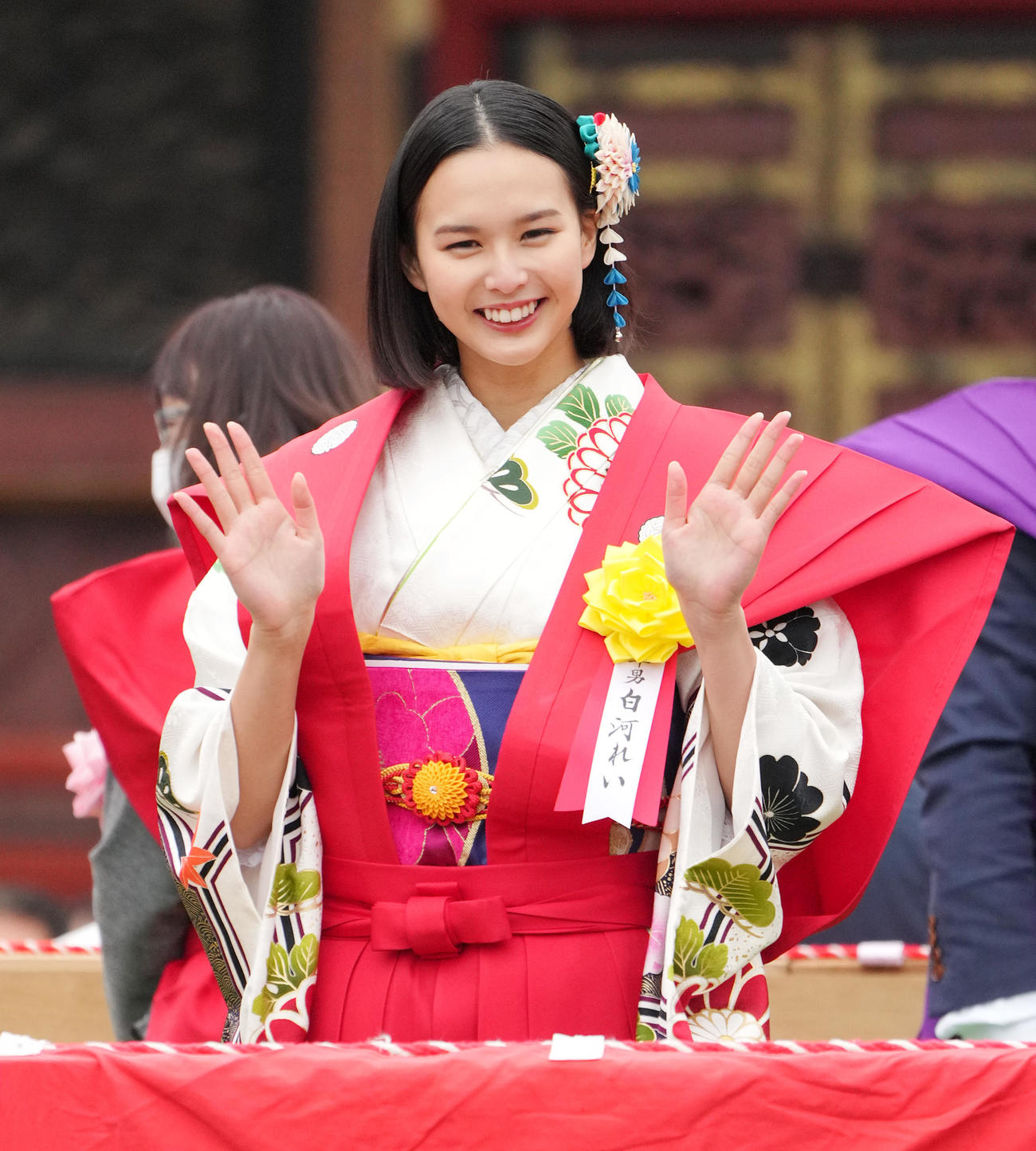 成田山の節分会に参加し、手を振る白河れい（2023年2月3日撮影）