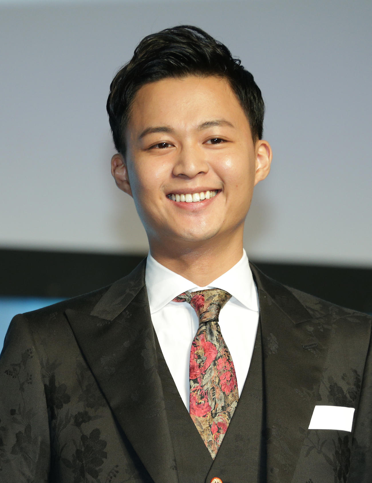 授賞式の記念撮影で笑顔を見せる花田優一氏（2018年11月撮影）