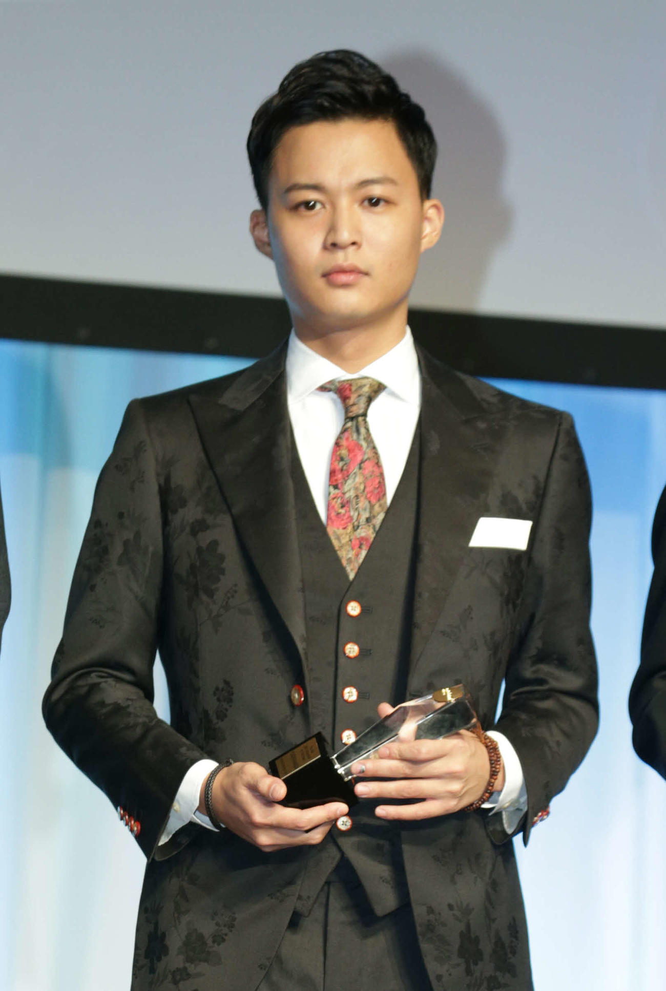 授賞式の記念撮影で緊張した表情の花田優一氏（2018年11月撮影）