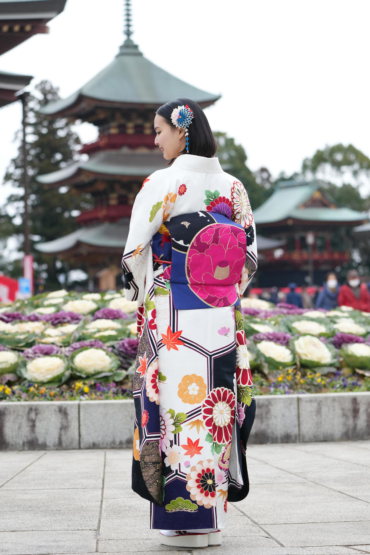 成田山の節分会を終え、記念写真に納まる白河れい（2023年2月3日撮影）