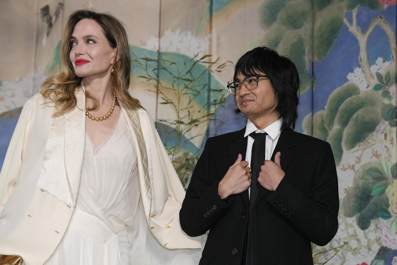 アンジェリーナ・ジョリー（左）と息子マドックス氏（AP）