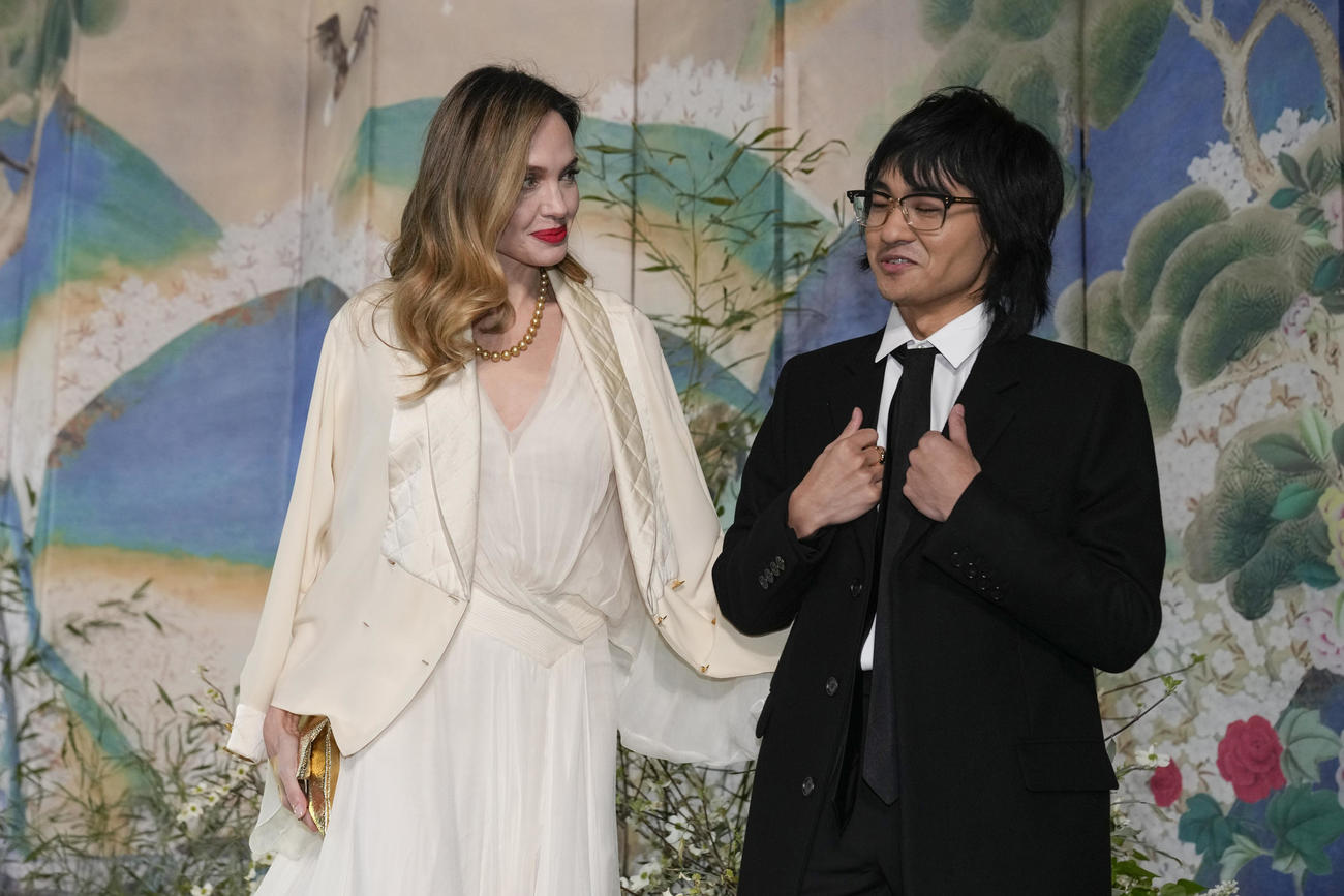 アンジェリーナ・ジョリー（左）と息子マドックス氏（AP）