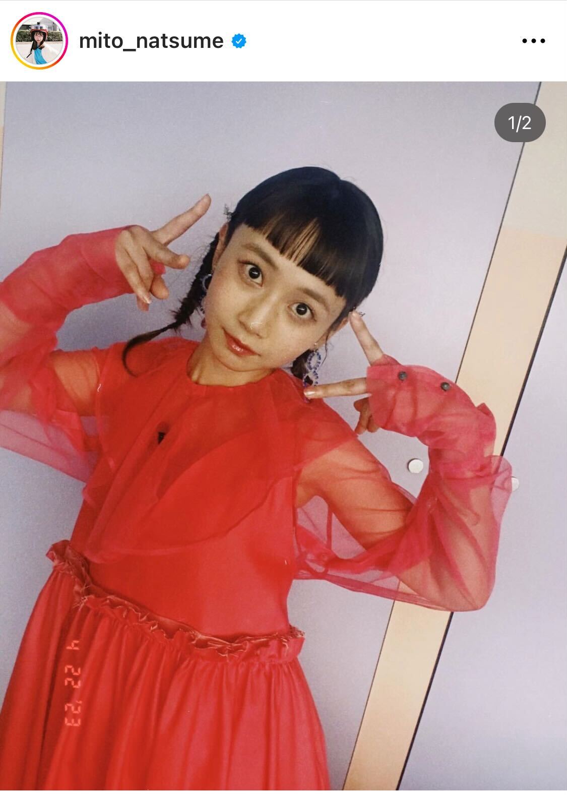 透け感のあるピンクのドレス姿でダブルピースする三戸なつめ（三戸なつめのインスタグラムから）