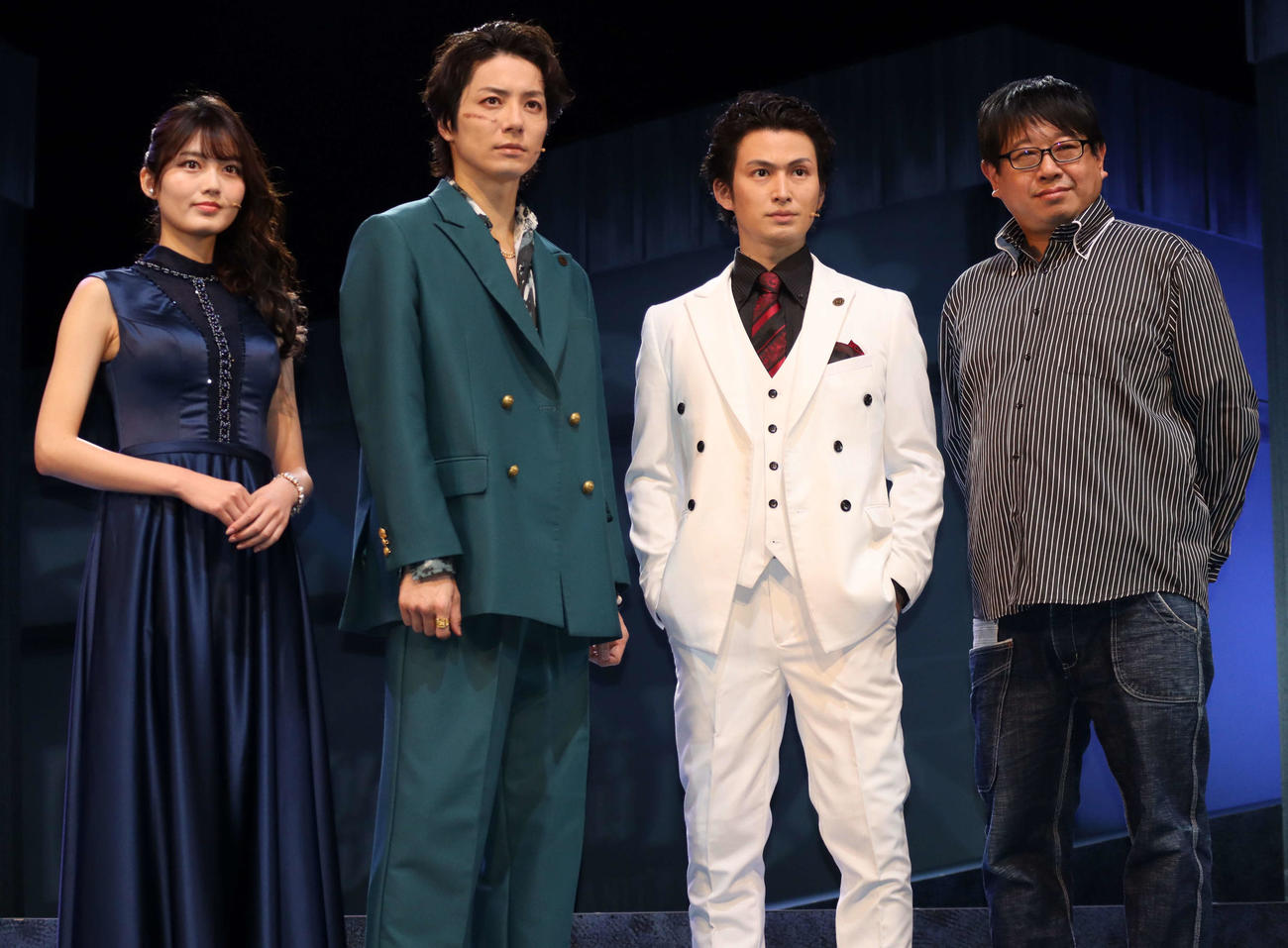 舞台「仁義なき幕末－令和激闘篇－」初日開演前に取材に応じた、左から水谷果穂、和田琢磨、松田凌、演出の毛利亘宏氏