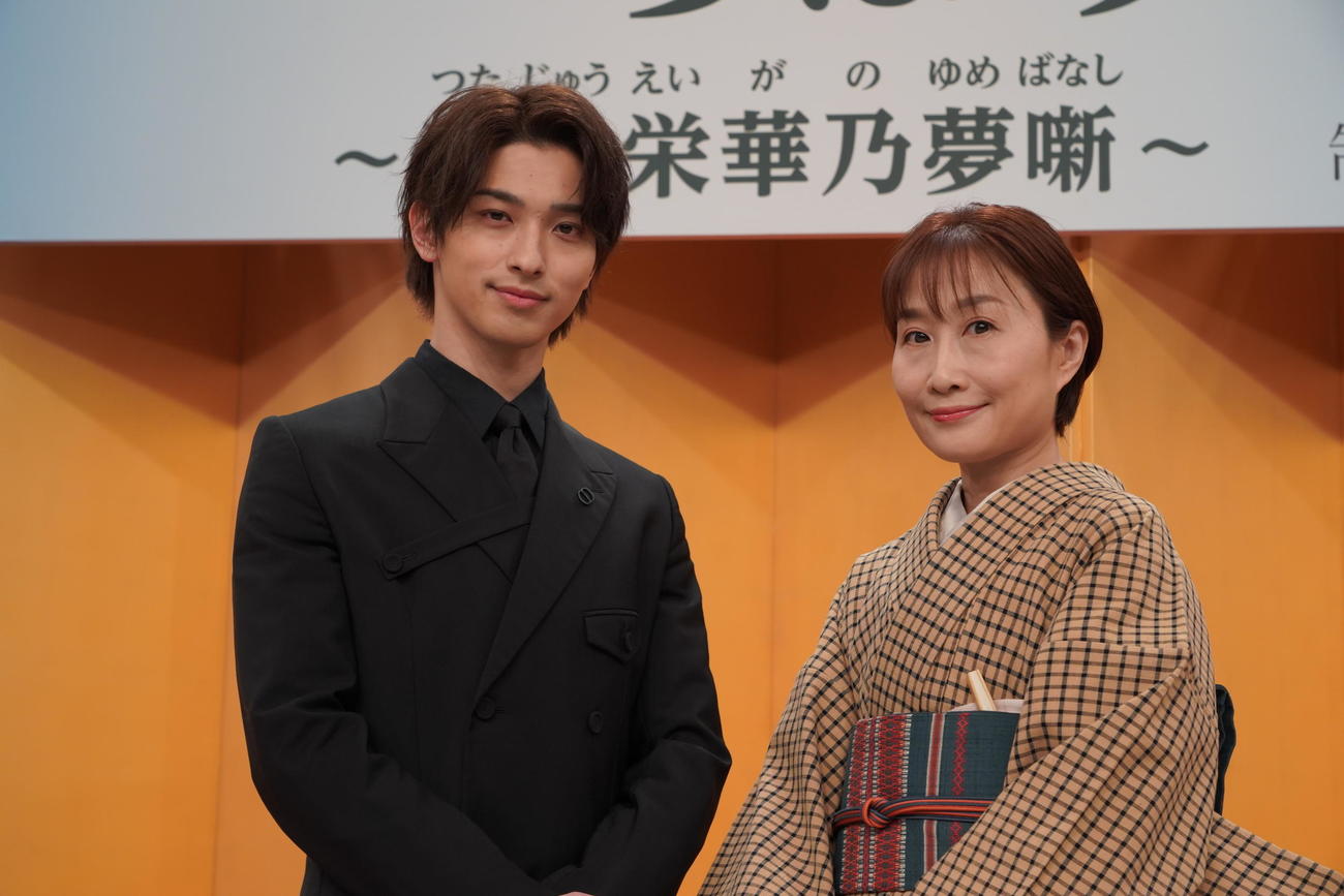 25年大河ドラマ「べらぼう～蔦重栄華乃夢噺～」で主演を務める横浜流星と脚本家の森下佳子氏（C）NHK
