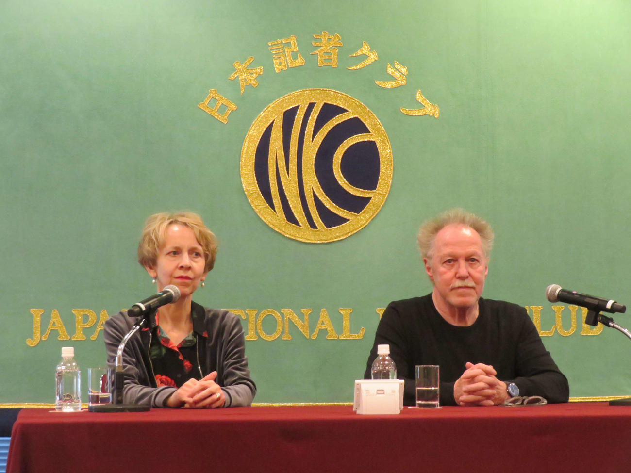 日本記者クラブで会見を開いた「アダマン号に乗って」のプロジェクト・アドバイザーのリンダ・カリーヌ・ドゥ・ジテール氏（左）とニコラ・フィリベール監督（撮影・村上幸将）