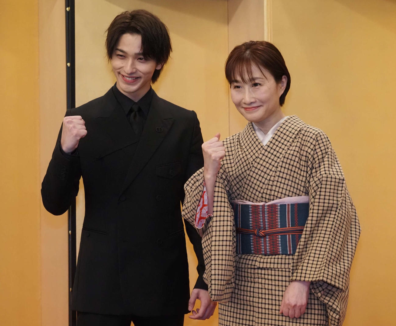 ガッツポーズを作って笑顔を見せる主演の横浜流星（左）と脚本の森下佳子氏（撮影・遠藤尚子）