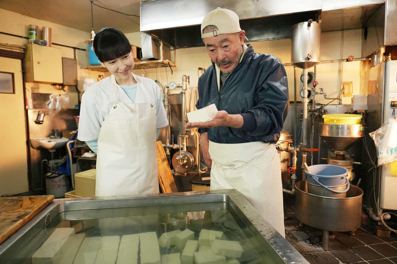 映画「高野豆腐店の春」で26年ぶりに共演し、親子を演じる麻生久美子と藤竜也(C)2023「高野豆腐店の春」製作委員会