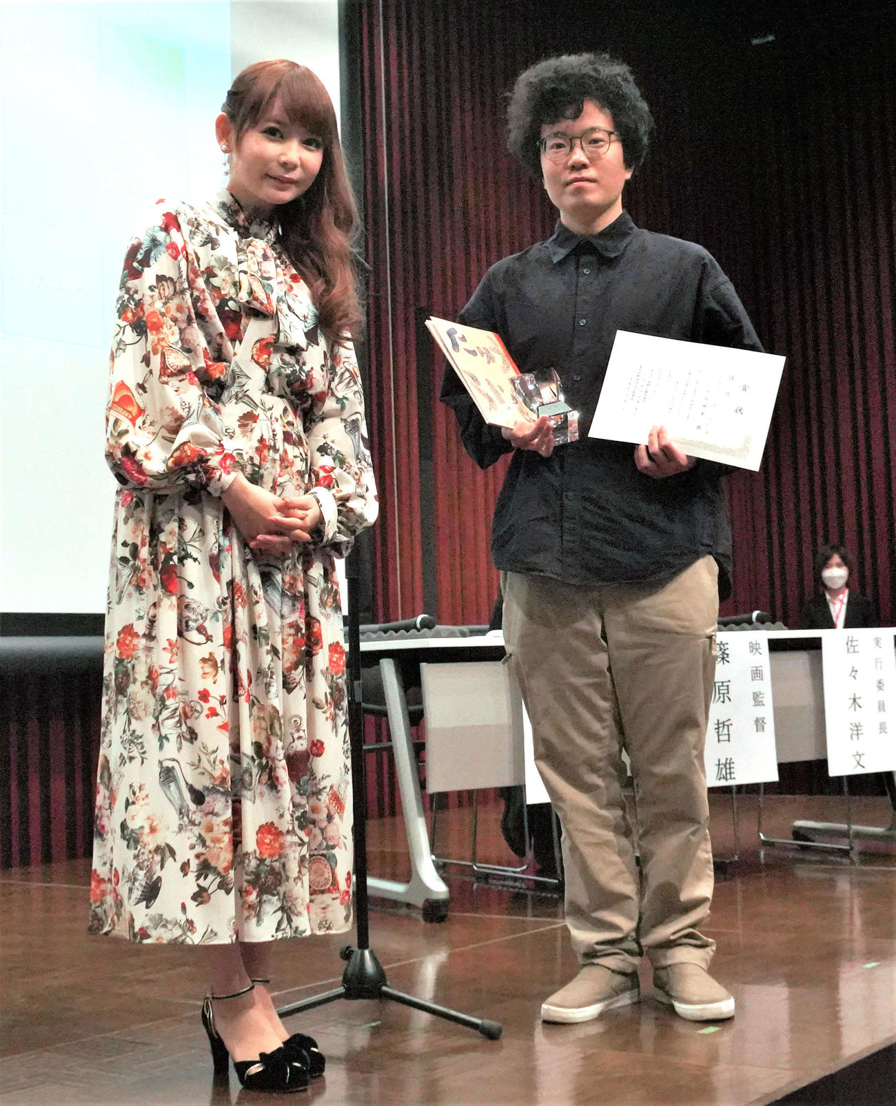 2023年3月、「東京中野物語2022文学賞」授賞式に出席した中川翔子と「にゅうらいふ」で佳作を受賞した大塚雅美さん