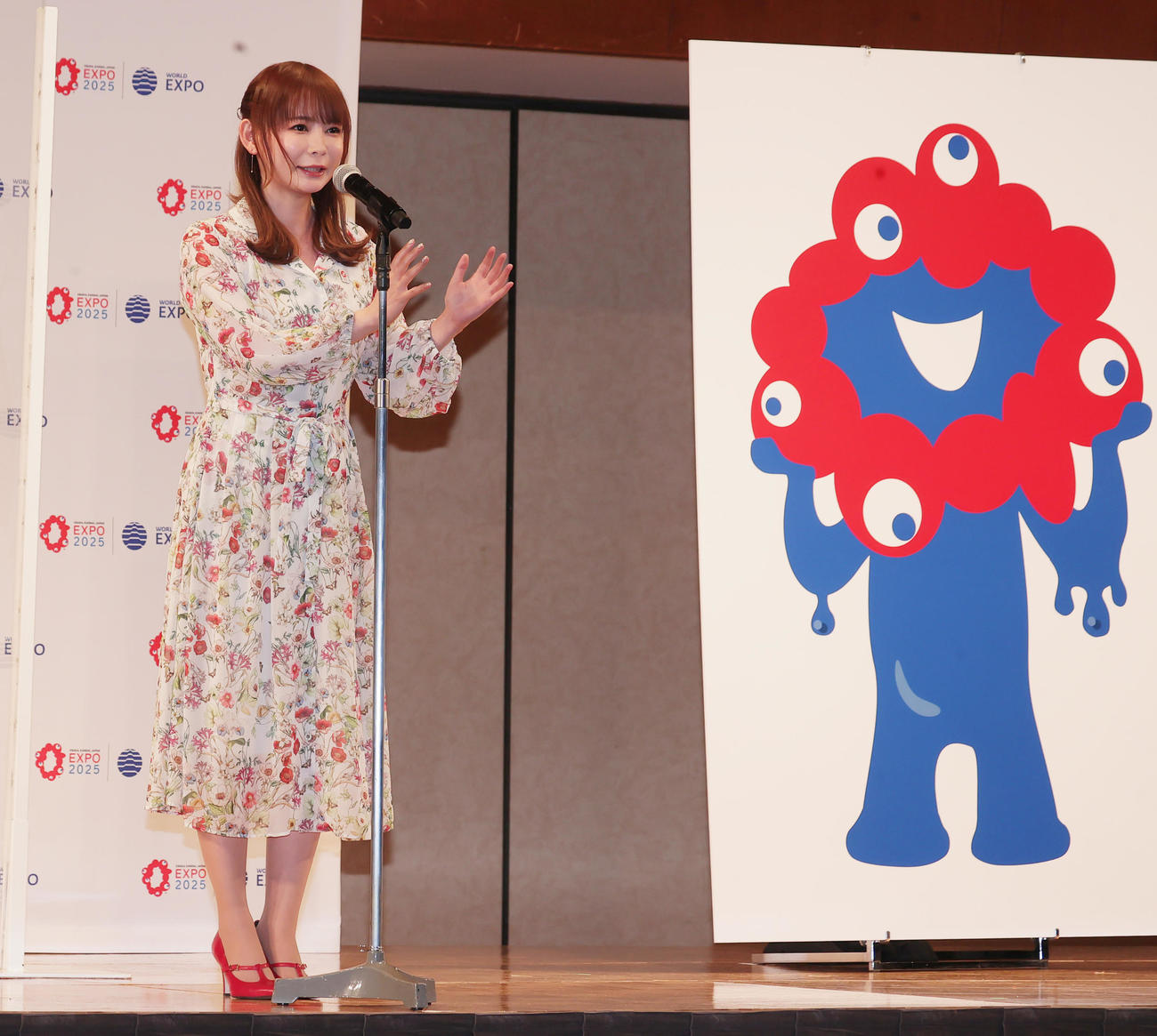 2022年3月、2025年大阪・関西万博キャラクターデザイン公募最優秀作品発表記者会見に出席した選考委員の中川翔子