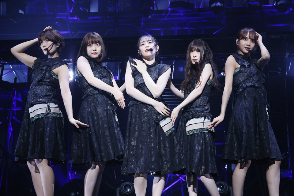 「32ndSGアンダーライブ」でパフォーマンスする乃木坂46