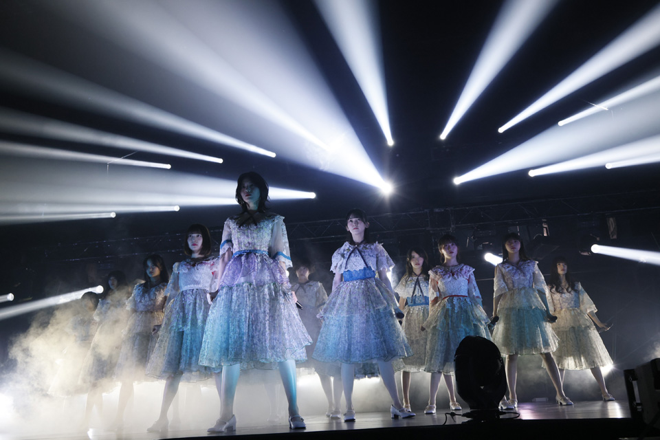 「32ndSGアンダーライブ」でパフォーマンスする乃木坂46