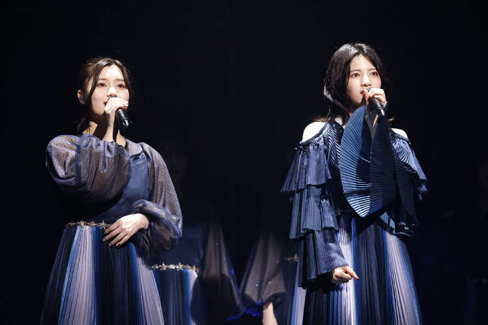 「32ndSGアンダーライブ」でパフォーマンスする乃木坂46伊藤理々杏（左）と林瑠奈