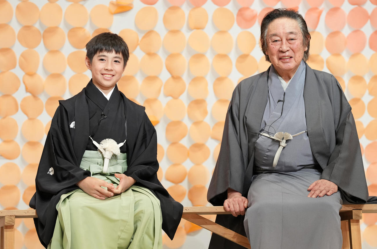 初代尾上眞秀初舞台「音菊眞秀若武者」祝幕お披露目会見で笑顔の尾上眞秀（左）と尾上菊五郎（撮影・鈴木みどり）