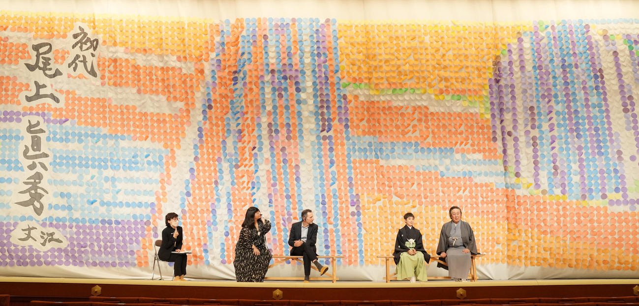 初代尾上眞秀初舞台「音菊眞秀若武者」祝幕お披露目会見に臨む尾上眞秀（右から2人目）と尾上菊五郎（右）（撮影・鈴木みどり）