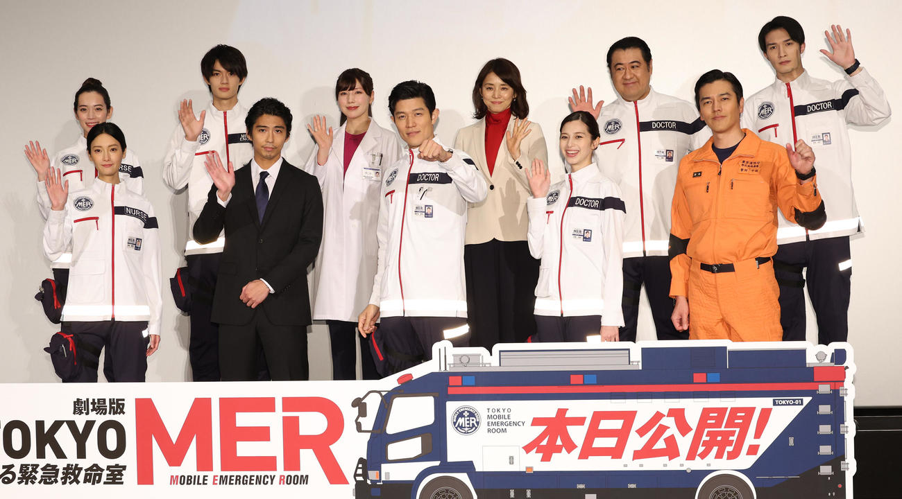 映画「TOKYO MER」初日舞台あいさつを行った、前列左から菜々緒、賀来賢人、鈴木亮平、中条あやみ、要潤、後列左からフォンチー、佐野勇斗、仲里依紗、石田ゆり子、小手伸也、ジェシー（撮影・中島郁夫）