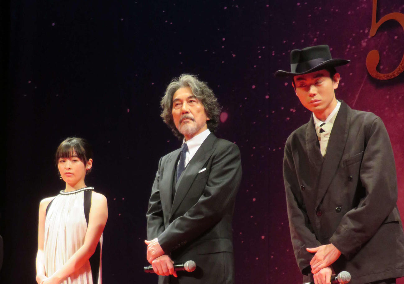 映画「銀河鉄道の父」完成披露試写会で左から森七菜、役所広司、菅田将暉（2023年4月撮影）