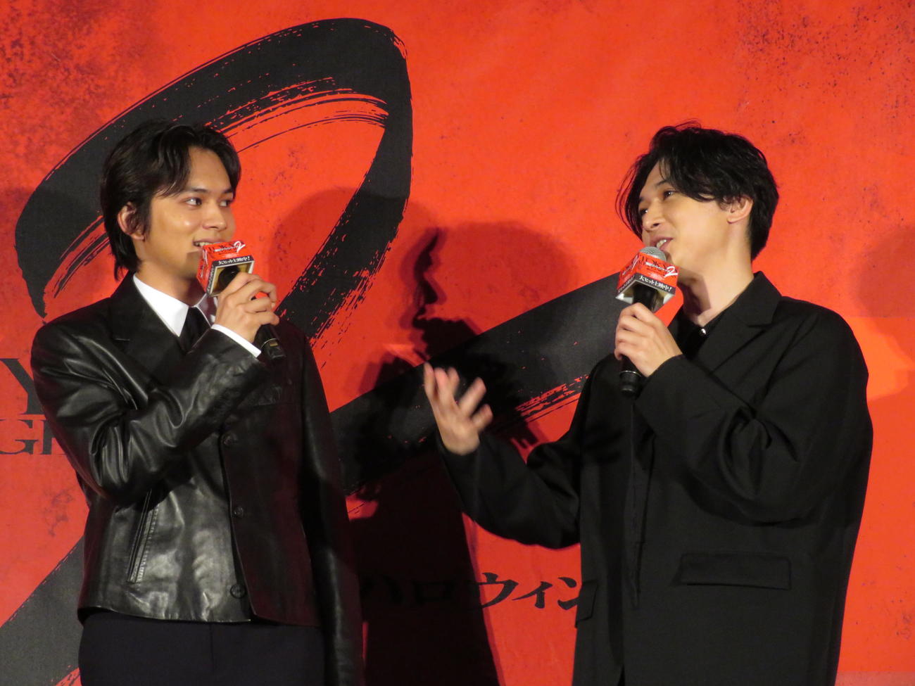 「東京リベンジャーズ2　血のハロウィン編－運命－」大ヒット御礼舞台あいさつで、掛け合う北村匠海（左）と吉沢亮