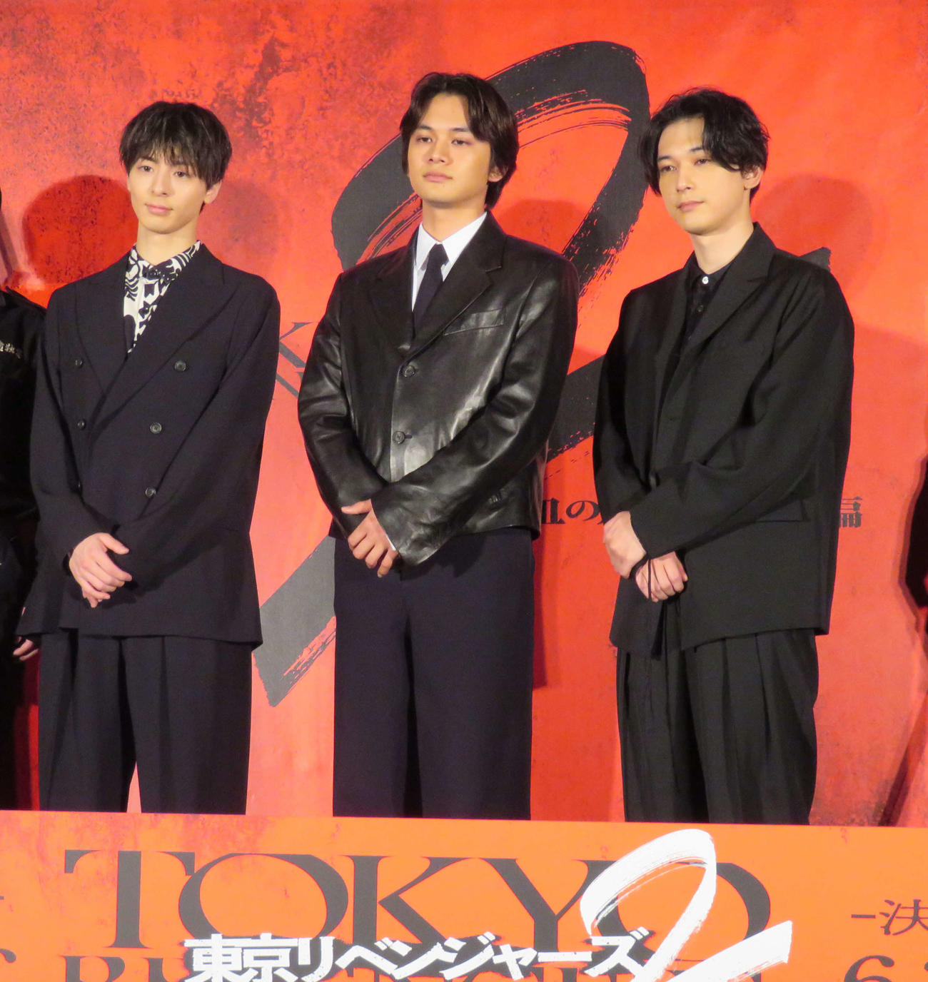 「東京リベンジャーズ2　血のハロウィン編－運命－」大ヒット御礼舞台あいさつ。左から高杉真宙、北村匠海、吉沢亮